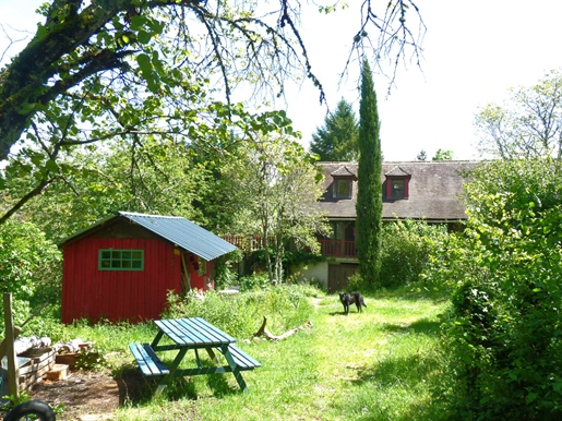 Im Périgord Noir, auf den Höhen des Dorfes Plazac, ruhig gelegen am Ende eines kleinen Hektars
