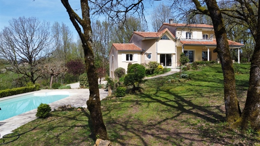 Superb location for this property in Périgord Noir with swimming pool and tennis court set in almost