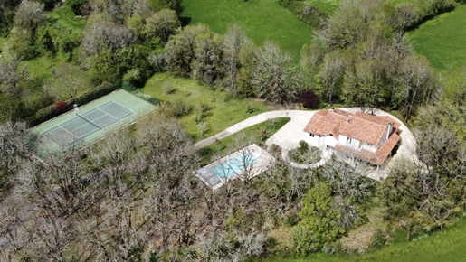 Superbe situation pour cette propriété en Périgord Noir avec piscine et court de tennis sur près d’u