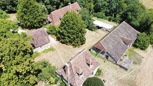 Superbly Located, An 18Th Century Beautiful Domain Of 200Sqm Main House, Farm House To Be Restored,