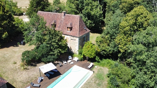 Superbly Located, An 18Th Century Beautiful Domain Of 200Sqm Main House, Farm House To Be Restored,