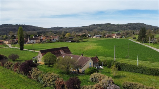 Proche de Montignac, au calme, maison de vacances avec grande grange et beau jardin de 3500 m² avec