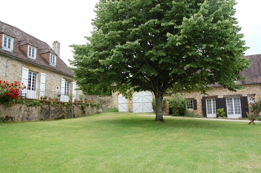 En Périgord Noir, Gran y hermosa casa de piedra con piscina, dependencias y vistas impresionantes e