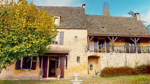 Ideally situated on the heights of Montignac-Lascaux, stone and slate property of character with ove