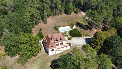 Imposant landhuis-huis met zwembad op 2,5 hectare privé gelegen grond in de heuvels nabij een typisc