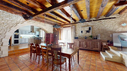 Superb volumes for this character residence in the heart of the historic centre.