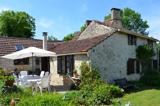 Property comprising a main house of 75 m² living space, all comforts and a summer cottage of about 4