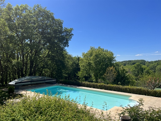 Superb location for this property in Périgord Noir with swimming pool and tennis court set in almost