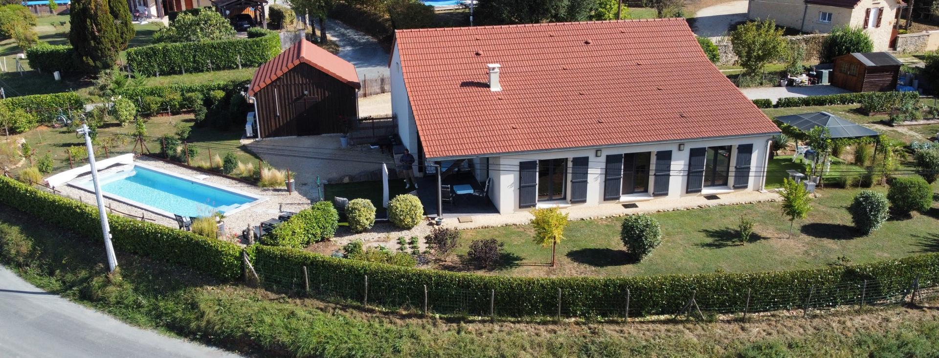 Between Sarlat and Montignac, in a quiet location, recent house with swimming pool set in 1700 m2 gr