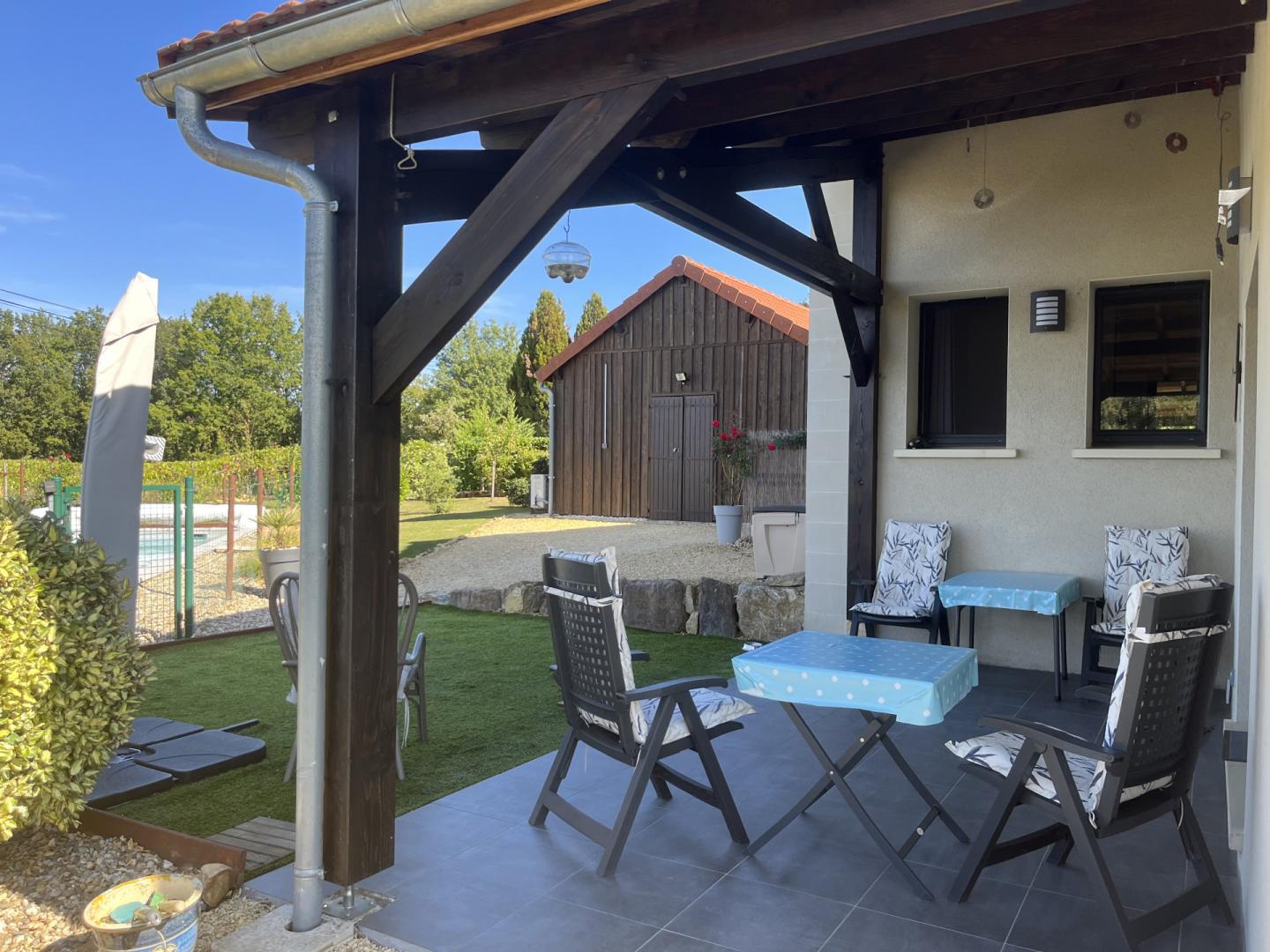 Between Sarlat and Montignac, in a quiet location, recent house with swimming pool set in 1700 m2 gr