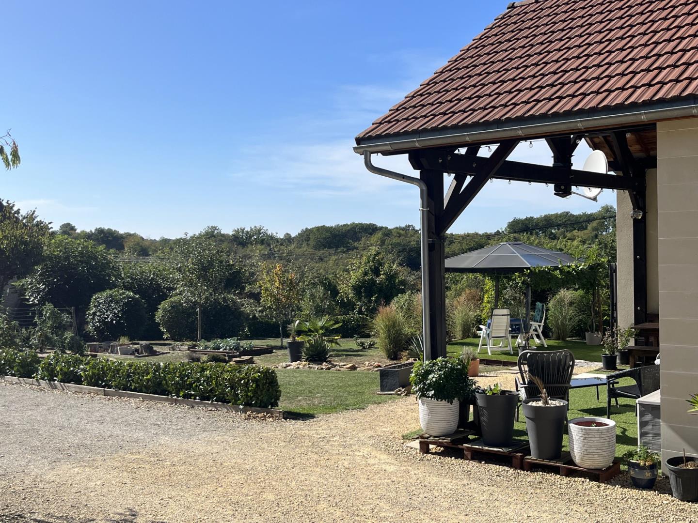 Between Sarlat and Montignac, in a quiet location, recent house with swimming pool set in 1700 m2 gr