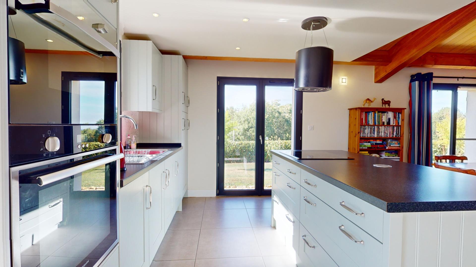 Between Sarlat and Montignac, in a quiet location, recent house with swimming pool set in 1700 m2 gr