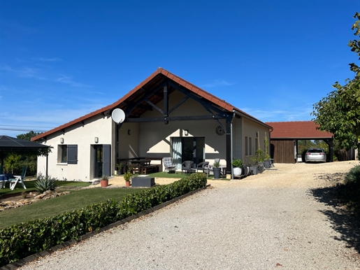 Between Sarlat and Montignac, in a quiet location, recent house with swimming pool set in 1700 m2 gr