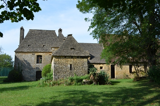 Périgord Noir, belle propriété de caractère dans son jus, située sur les hauteurs entre Montignac et