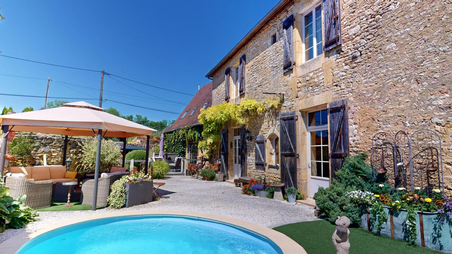 In the Périgord Noir region, beautiful, fully renovated character house with swimming pool, located