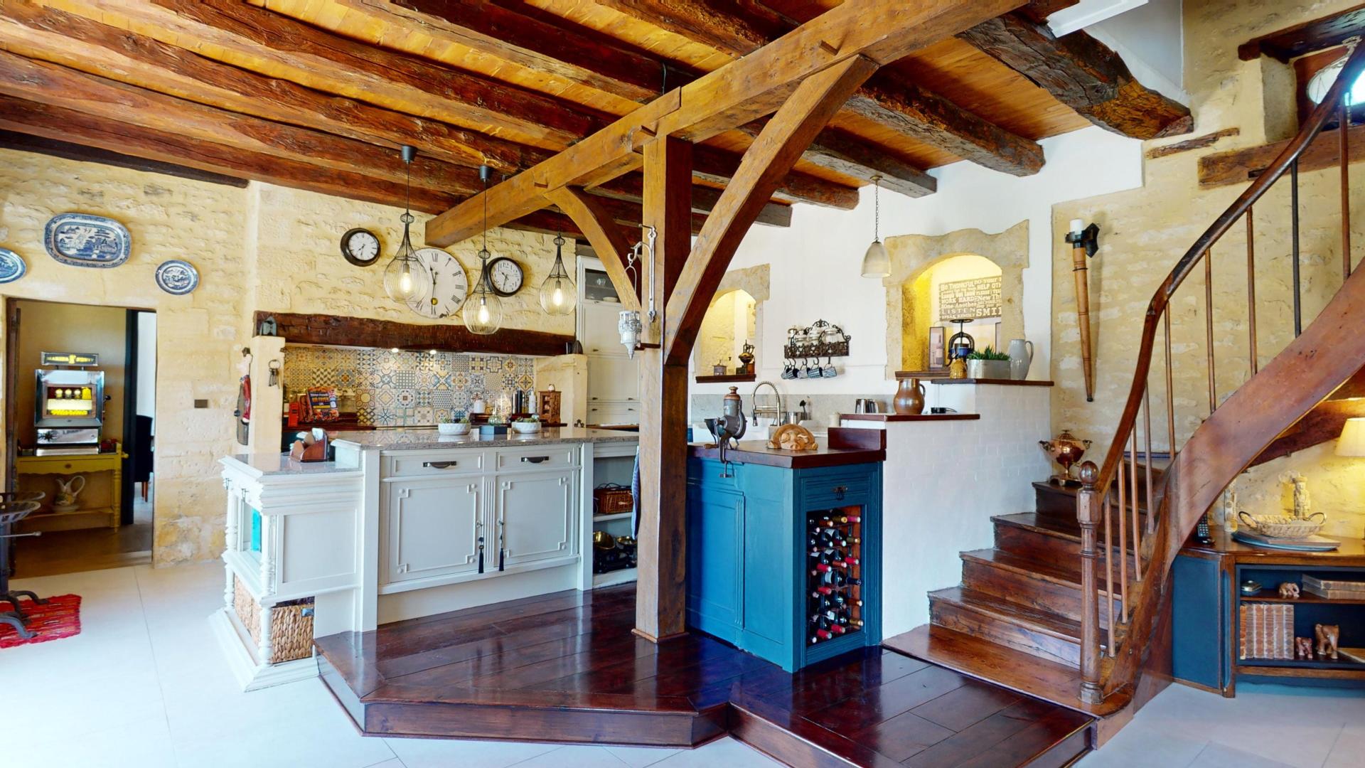In the Périgord Noir region, beautiful, fully renovated character house with swimming pool, located