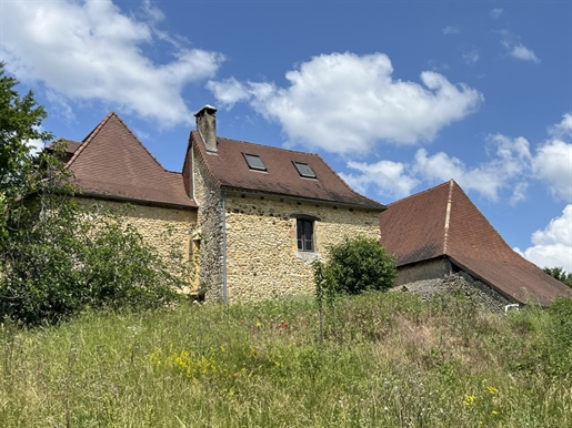 Périgord Noir, dans une vallée calme, entre Montignac, Plazac et Thenon, propriété de caractère comp