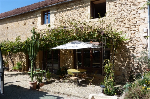 Renovated stone barn with 180m² of living space, in the heart of the Périgord Noir, close to all ame