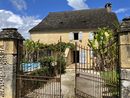 Character property with swimming pool in the Vézère Valley, 5 minutes from Montignac. Beautiful hous