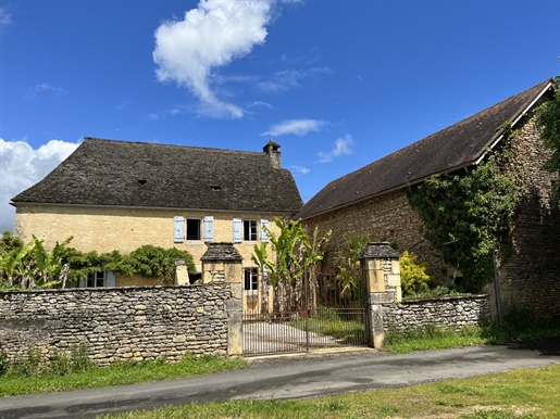 Character property with swimming pool in the Vézère Valley, 5 minutes from Montignac. Beautiful hous