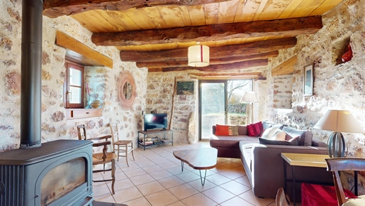 Just a few kilometres from Figeac, on the outskirts of a small village typical of the Célé valley, t