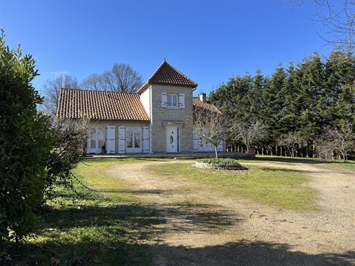 En Périgord Noir, à 15 mn de Montignac, maison traditionnelle de 130 m² habitables avec garage/ateli