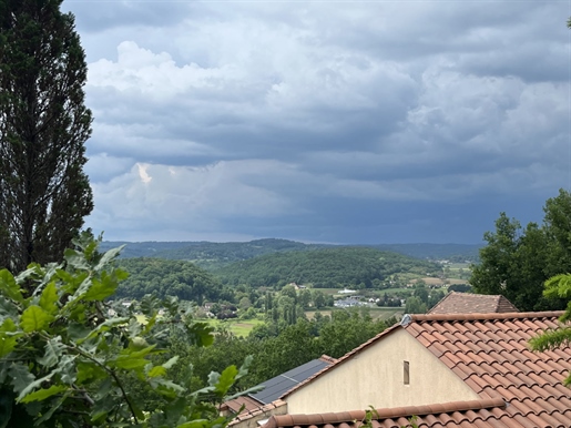 Exclusive! Nestled in a green area on the heights of Montignac with beautiful view, property includi