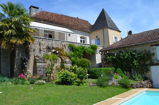 In the Périgord Noir, beautiful house with park, swimming pool and outbuilding in a village with sma