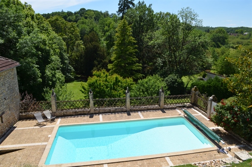 In the Périgord Noir, beautiful house with park, swimming pool and outbuilding in a village with sma