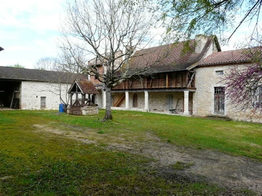Zu restaurierendes Bauernhaus aus dem siebzehnten Jahrhundert mit Nebengebäuden auf 2 ha.