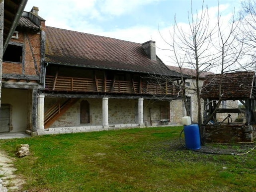 Zu restaurierendes Bauernhaus aus dem siebzehnten Jahrhundert mit Nebengebäuden auf 2 ha.