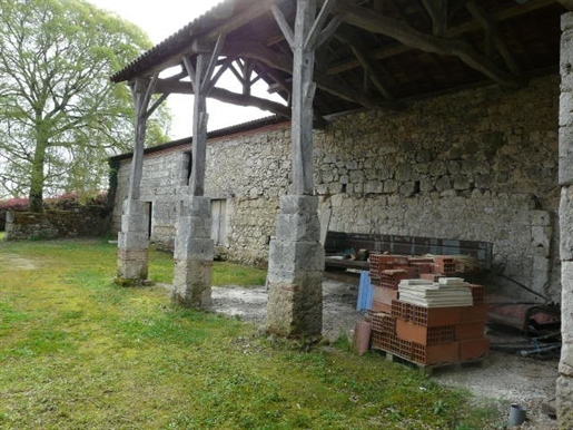 Zeventiende-eeuwse te restaureren boerderij met bijgebouwen op 2 ha.