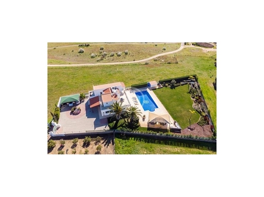 Excellente villa située dans un quartier privilégié surplombant le terrain de golf de Salgados.