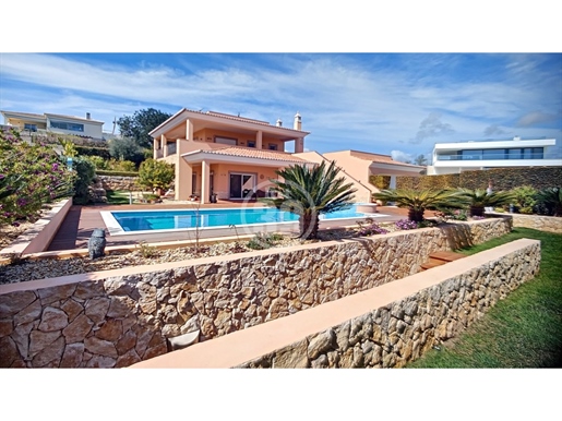 Wonderful luxury villa with 4 bedrooms a 10 minute walk from the beach.