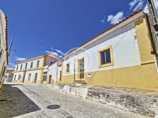 Old building for requalification in the centre of Pêra, with enormous business potential.