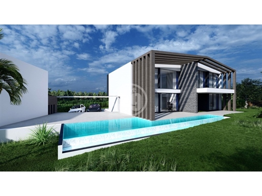 Grundstück verkauft mit genehmigtem Projekt für 3 prächtige Villen mit individuellem Pool.