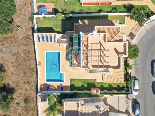 Excellente villa avec 4 chambres, vue sur la mer, grand garage, piscine et à quelques minutes à pied