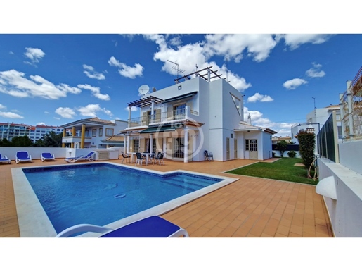Excellent villa with 4 bedrooms, sea view, large garage, swimming pool and a few minutes walk from t