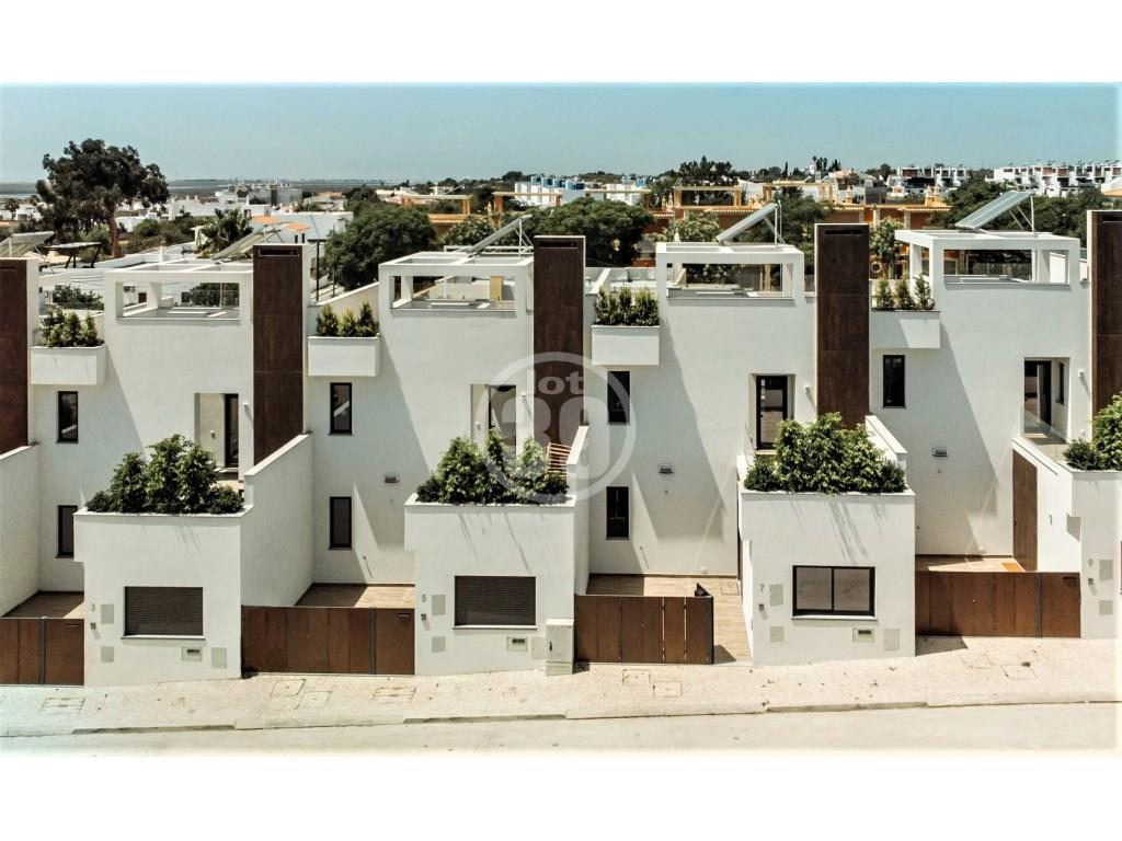 Excellent townhouses with 3 bedrooms New and of superior quality, overlooking the Ria Formosa.