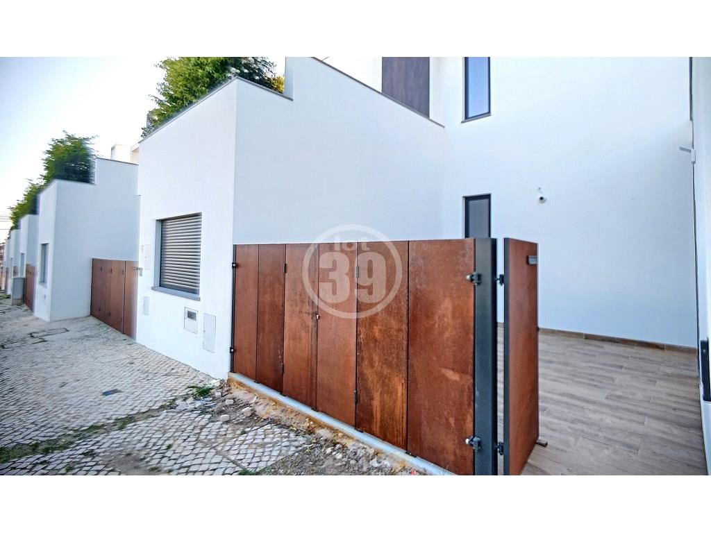Excellent townhouses with 3 bedrooms New and of superior quality, overlooking the Ria Formosa.