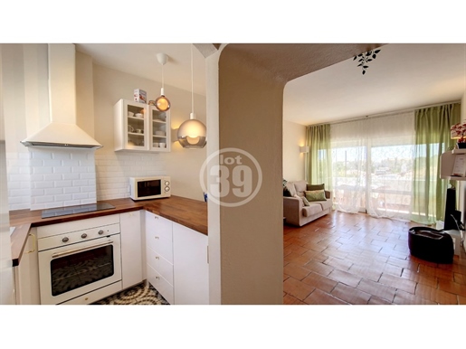 Renovated 2 bedroom apartment in the Areias de São João/Oura area and with rentals licence.
