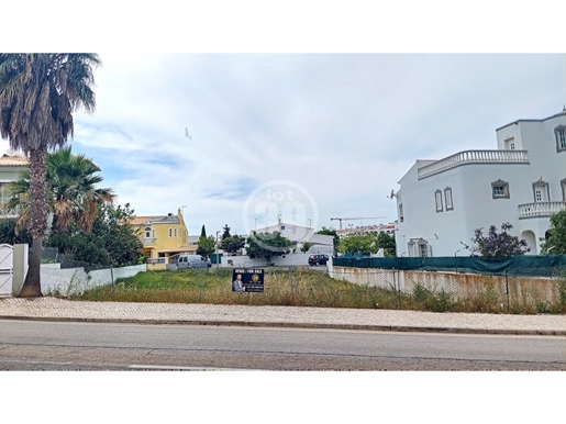 Plot of land with 460m2 for construction of villa near the beach.