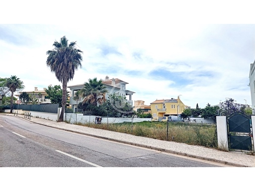 Plot of land with 460m2 for construction of villa near the beach.