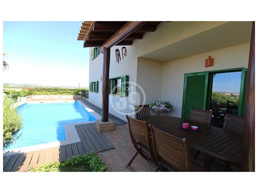 Villa avec 4 chambres et piscine, située dans une urbanisation de référence au centre d'Algoz.