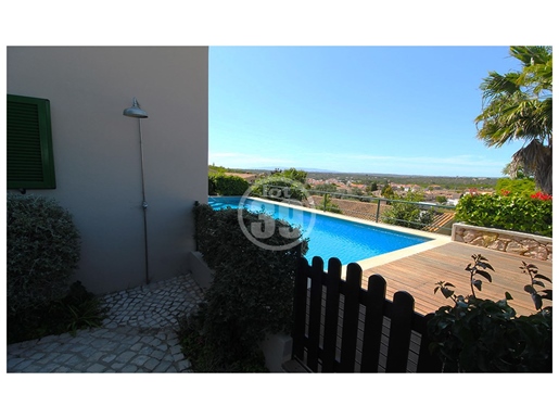 Villa with 4 bedrooms and swimming pool, located in a reference urbanization in the center of Algoz.