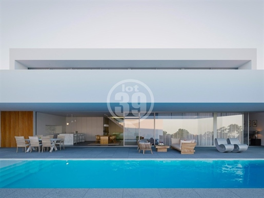 Luxusvilla mit minimalistischer Architektur, mit 5 Schlafzimmern mit Bad, Swimmingpool und Garage.