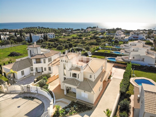 Magnificent luxury villa with sea views, pool and 5 minutes walk from the beautiful beach of São Raf