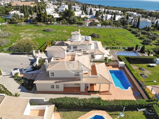Magnificent luxury villa with sea views, pool and 5 minutes walk from the beautiful beach of São Raf