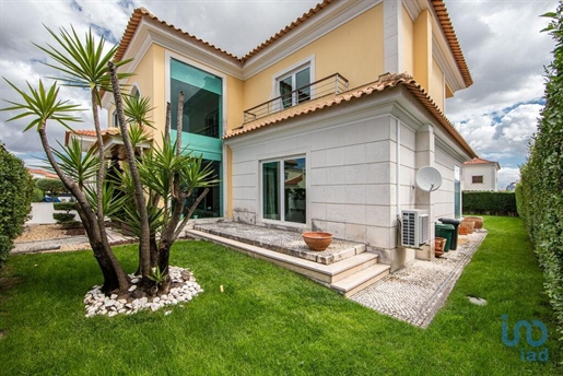 Home / Villa met 4 Kamers in Setúbal met 310,00 m²