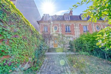 Extremely rare: Private mansion 8' from Saint-Lazare and 9' from La Défense
